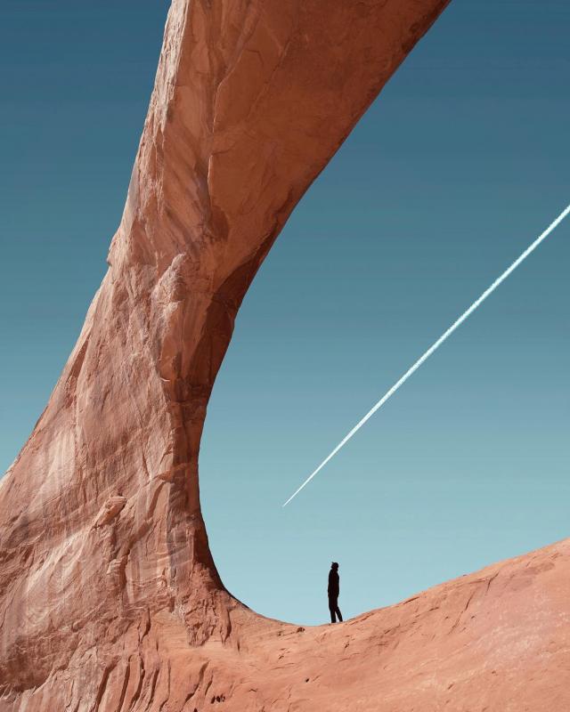 640x800, 51 Kb / небо, скала, человек, инверсионный след