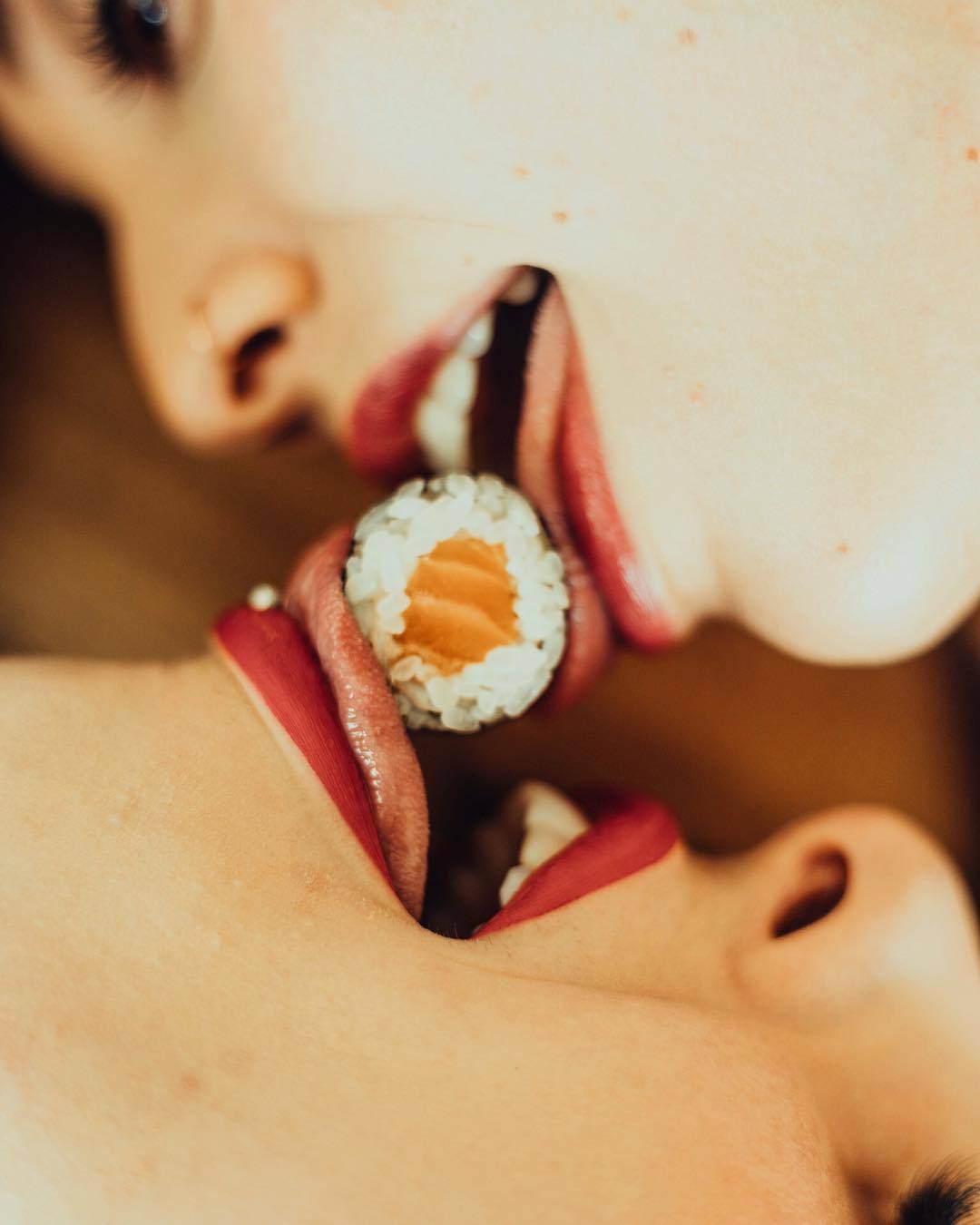 1080x1350, 67 Kb / девки, катают, ролл, язык