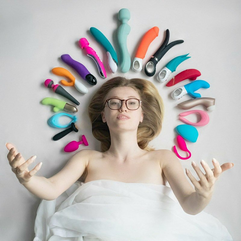 800x800, 82 Kb / девка, очки, приблуды, дилдо