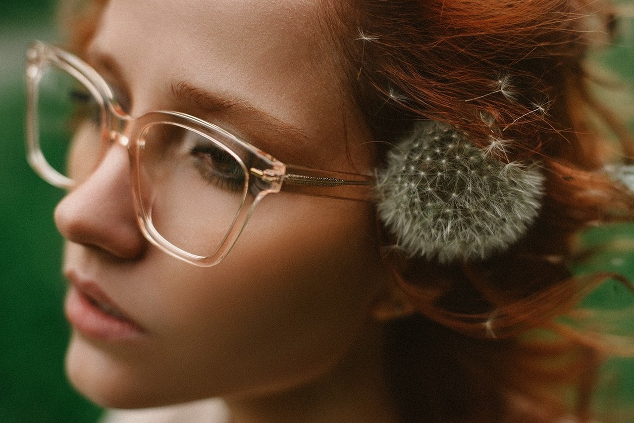 1280x855, 258 Kb / рыжая, очки, одуванчик