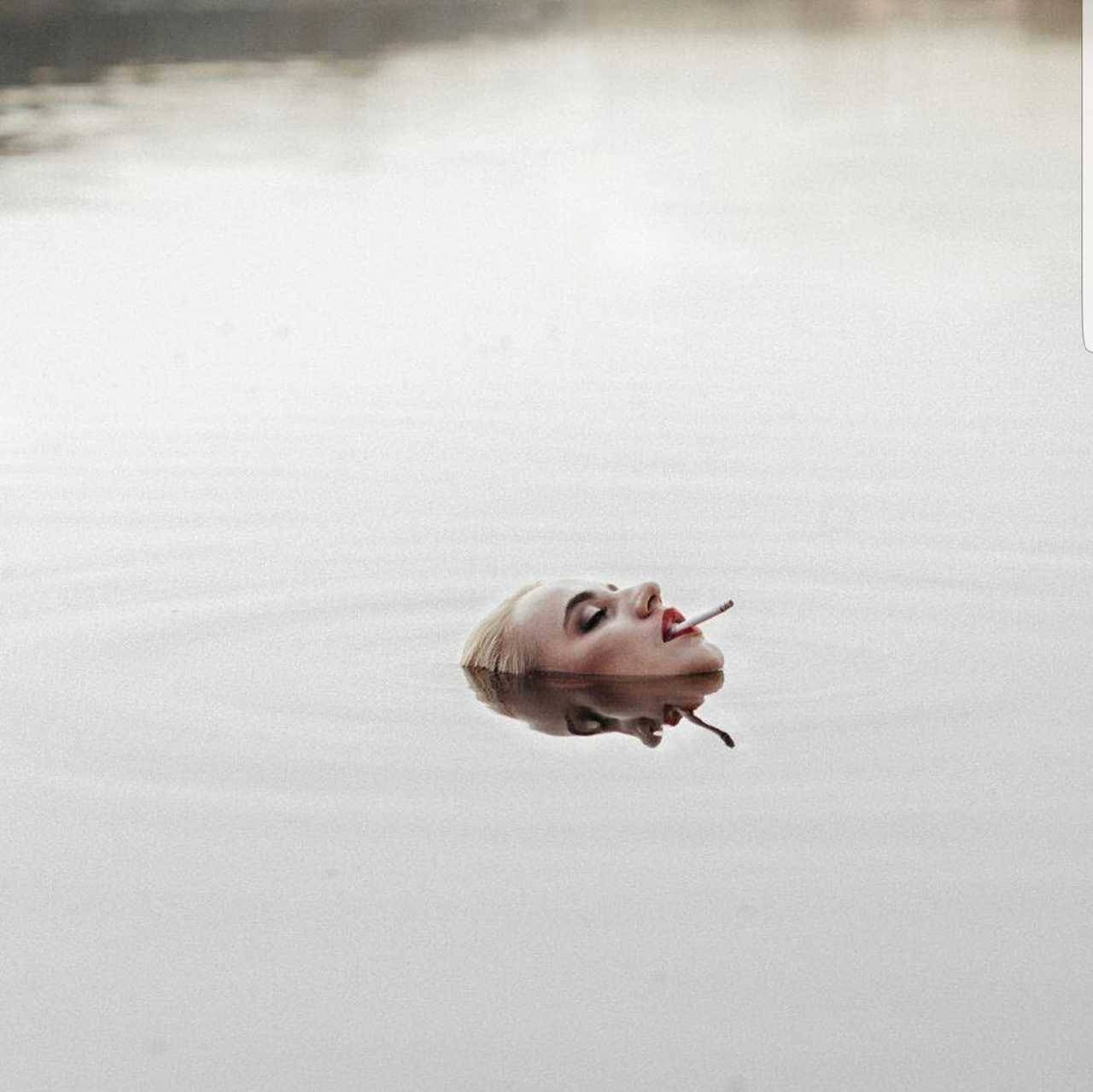 1280x1279, 68 Kb / вода, голова, сигарета, блондинка, макияж