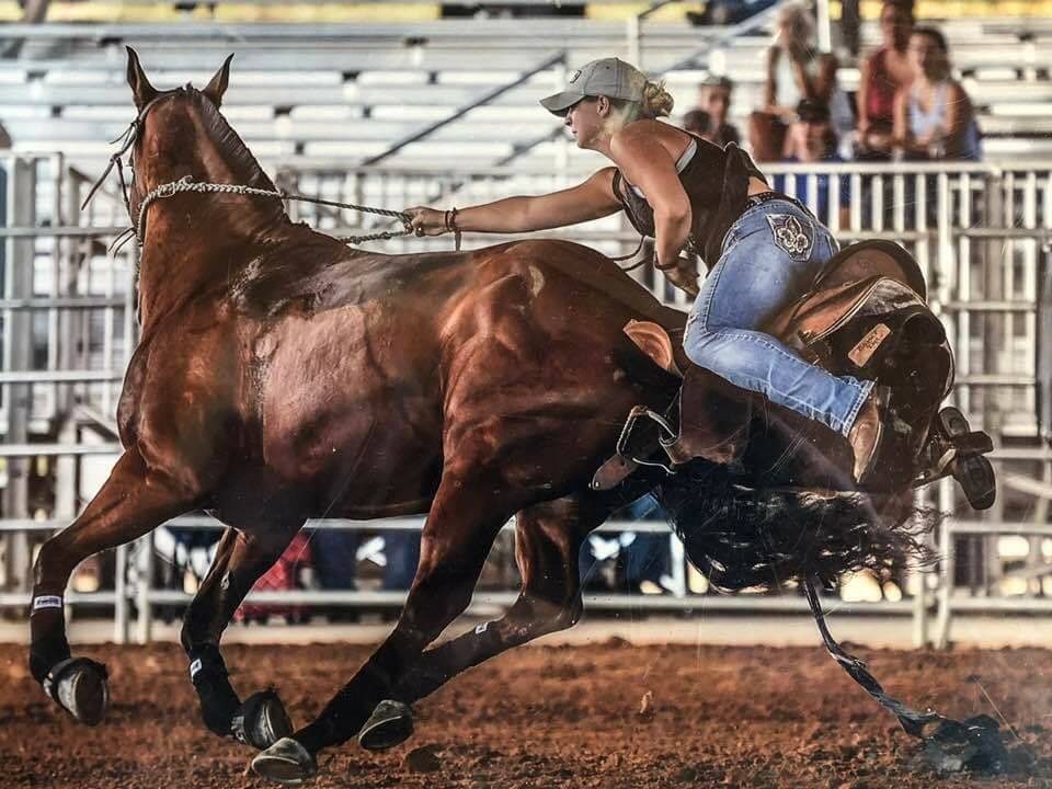 960x720, 97 Kb / лошадь, седло, ковбой, блондинка, кепка, джинсы, родео, соревнования