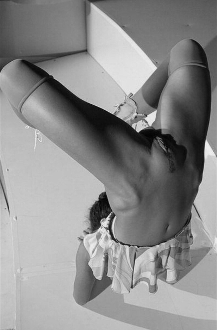 844x1280, 138 Kb / ч/б, поза, пися, юбка, туфли, прогиб