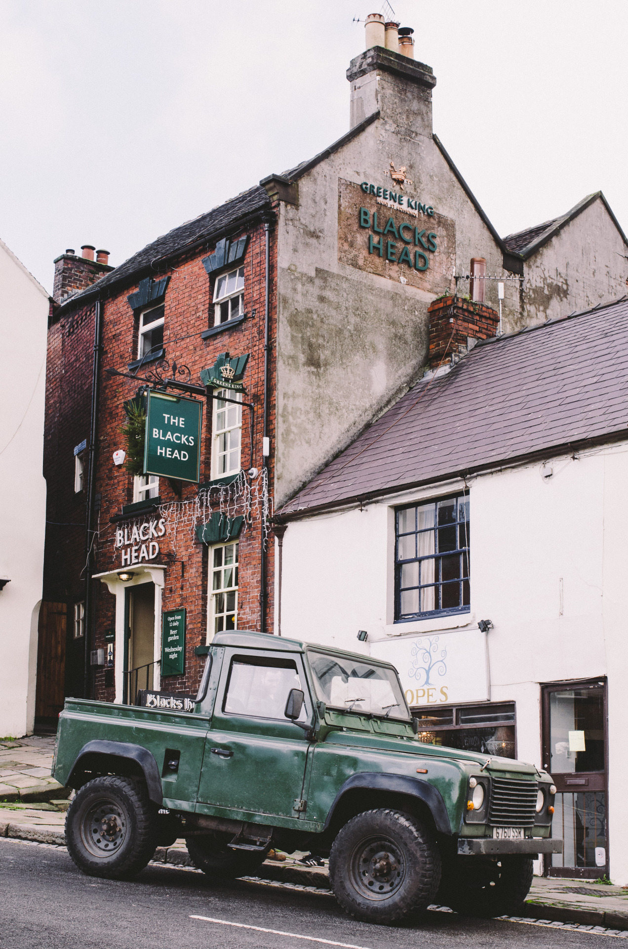 1272x1920, 572 Kb / здание, автомобиль, дефендер, внедорожник, ленд ровер