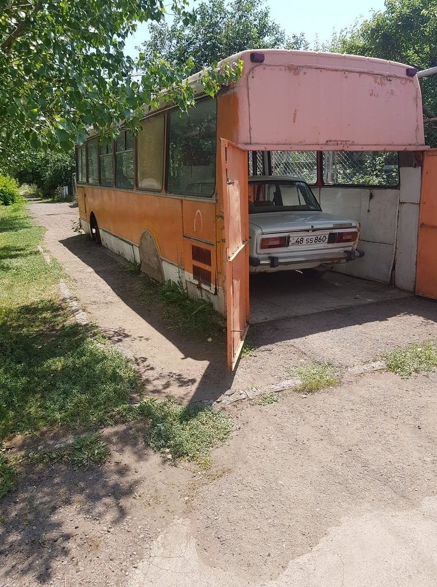 893x1200, 301 Kb / автобус, гараж, жигули