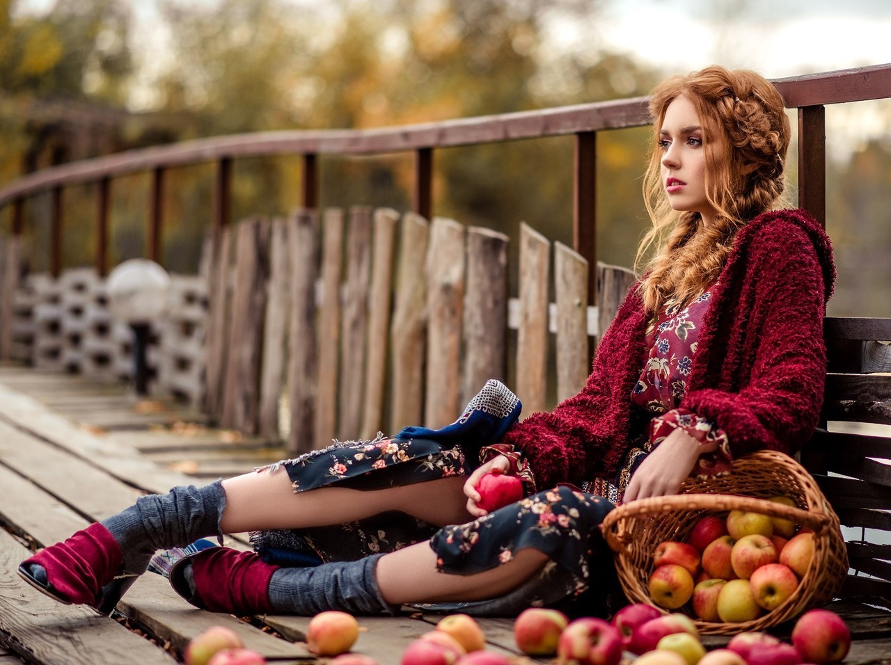 1280x956, 273 Kb / рыжая, мост, яблоки, корзина