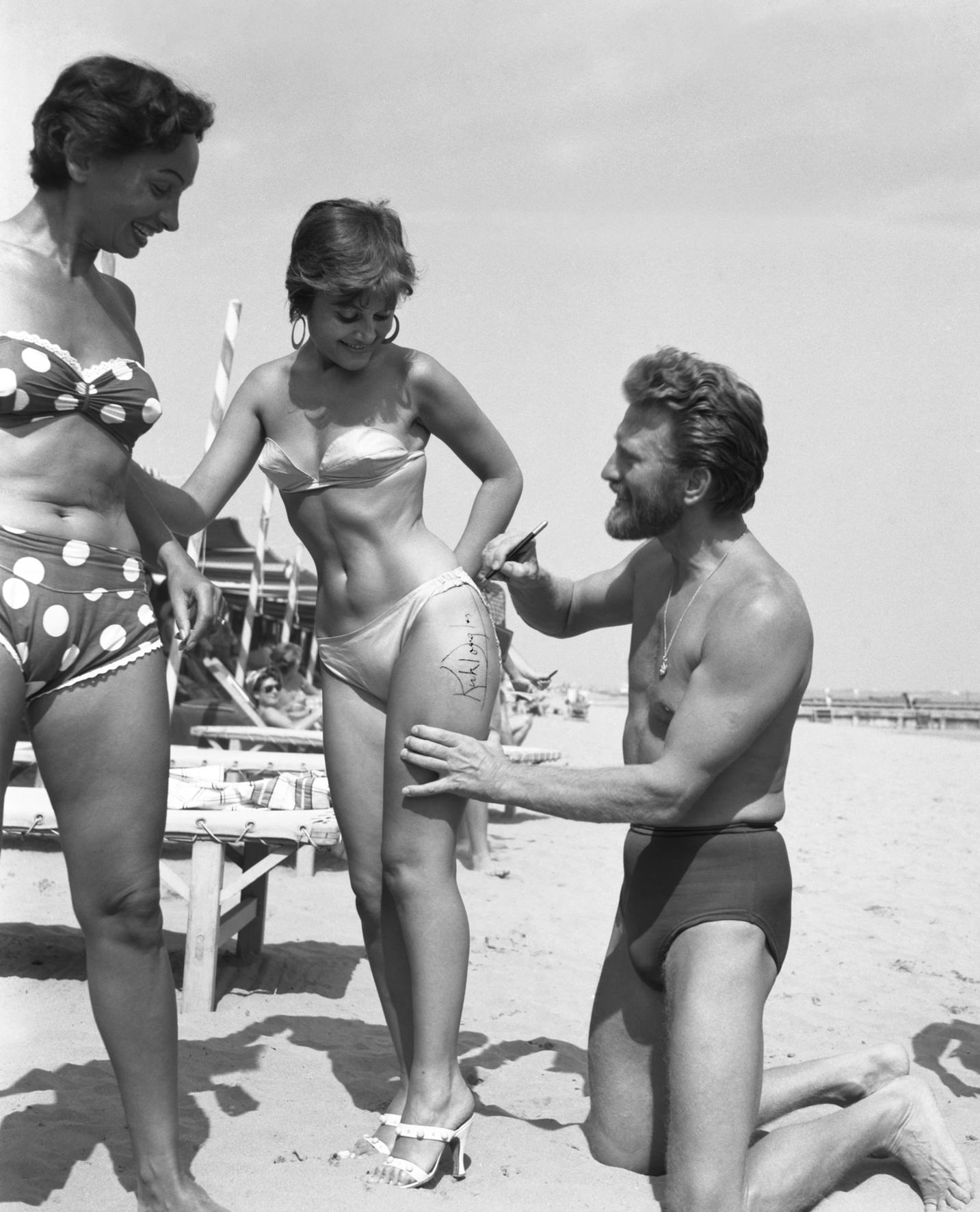 1433x1772, 234 Kb / Кирк Дуглас, поклонницы, пляж, купальник, песок, ч/б