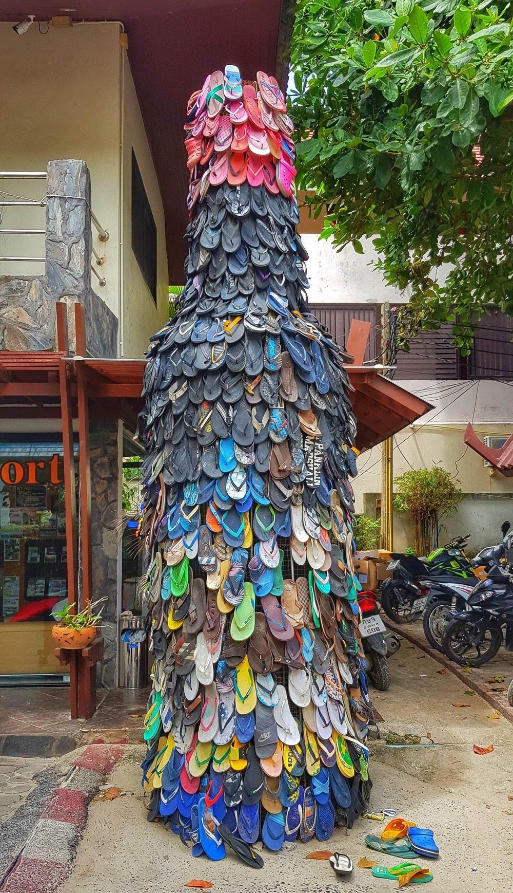 1000x1738, 626 Kb / шлепки, тапки, столб, сланцы, тайланд