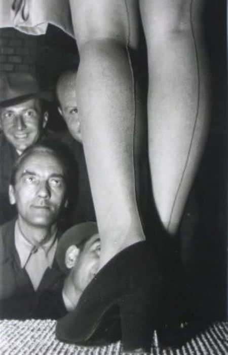 450x700, 31 Kb / девка, ноги, зрители, взгляд, ч/б