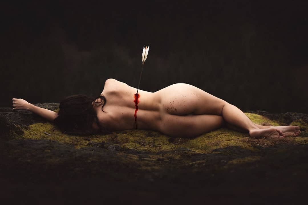 1080x720, 43 Kb / стрела, голая, брюнетка, кровь