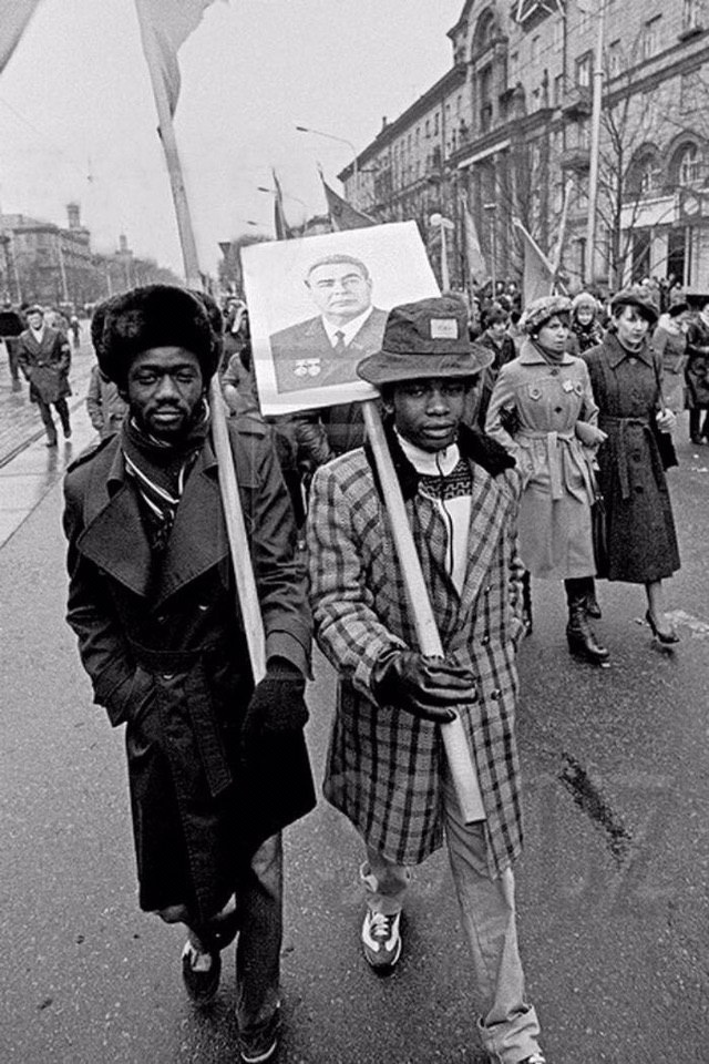 640x960, 210 Kb / негр, плакат, Брежнев, демонстрация, СССР, шапка, ушанка, шляпа, пальто, ч/б