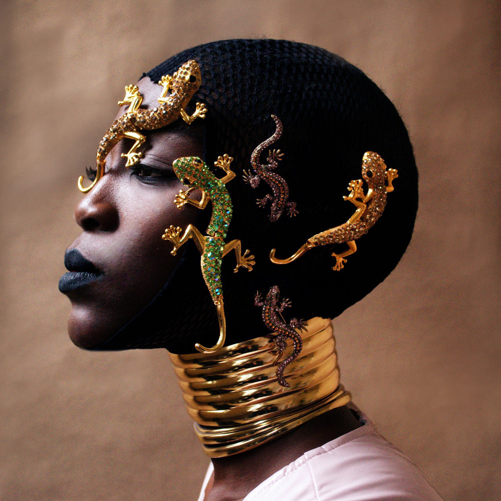 1000x1000, 395 Kb / чёрная, украшения