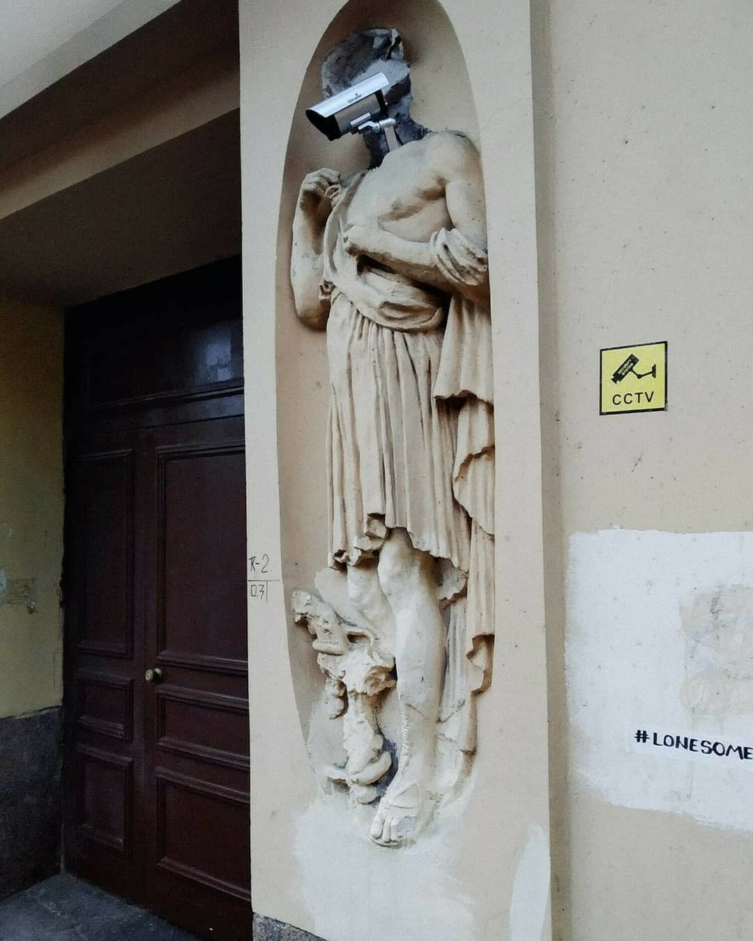 1080x1350, 133 Kb / Скульптура, видеокамера, Питер