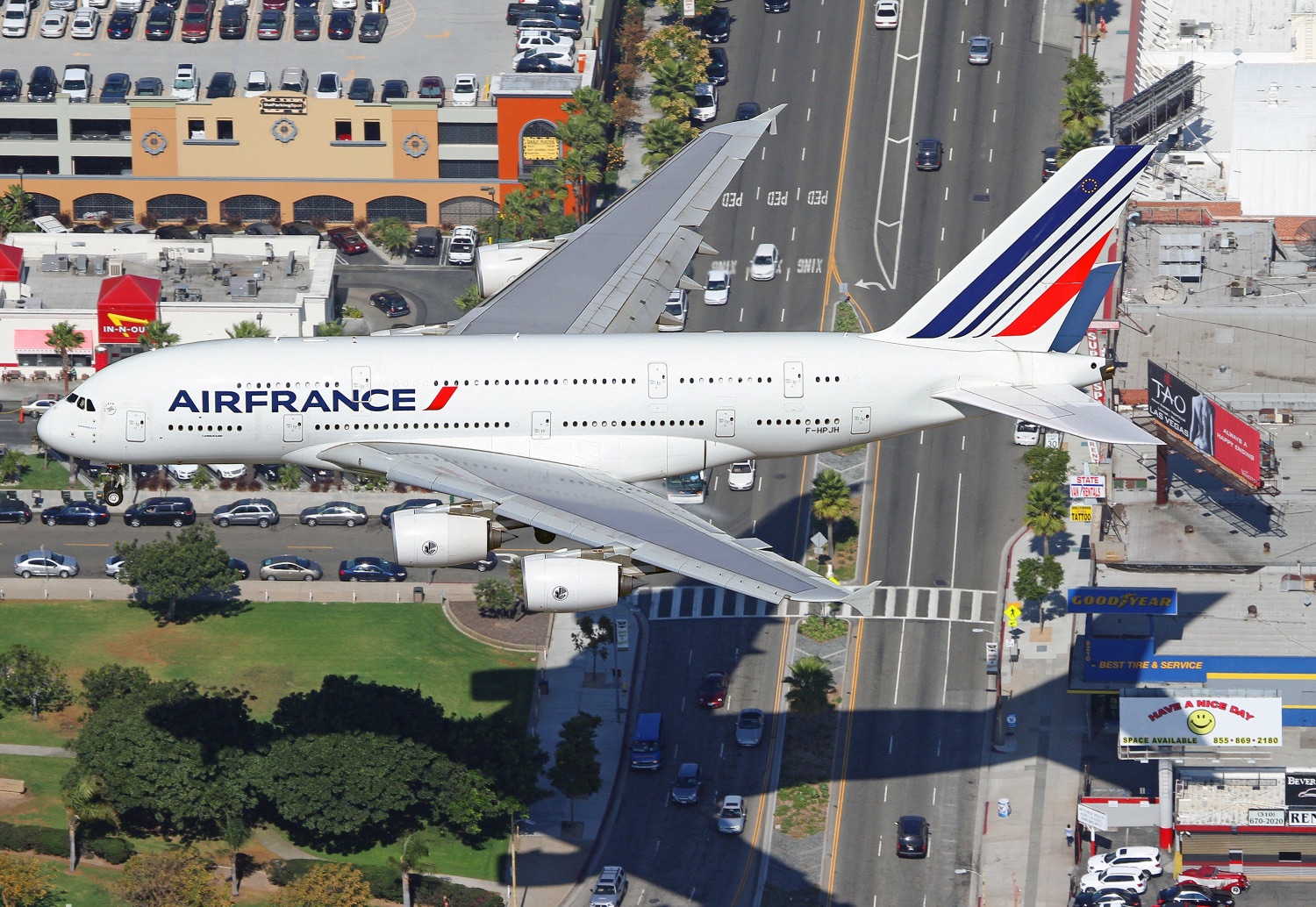 1500x1034, 585 Kb / самолет, тень, парковка, дорога, эйрфранс