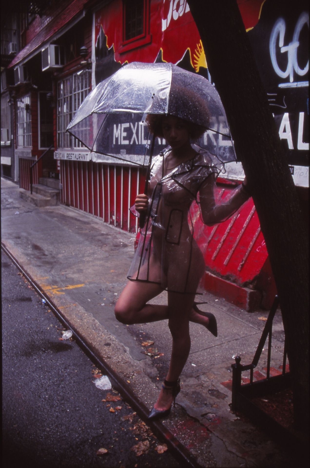 1272x1920, 255 Kb / зонт, прозрачное, целлофан, плащ, афро