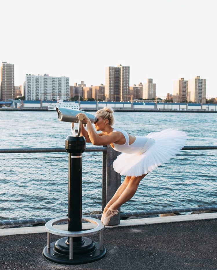 749x930, 231 Kb / дома, вода, набережная, бинокль, блондинка, пачка, пуанты