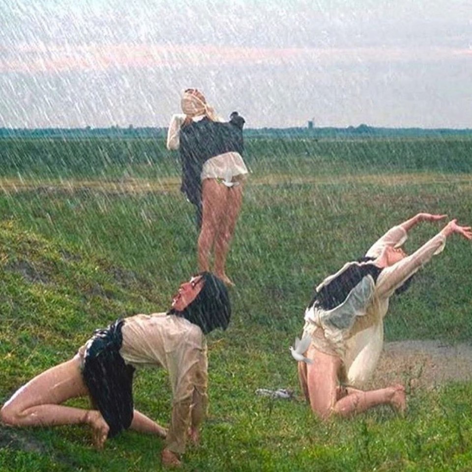 960x960, 184 Kb / девки, дождь, веселье