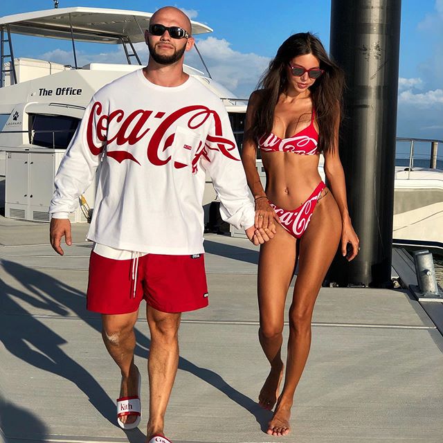 640x640, 84 Kb / очки, кока кола, фигара, бикини, шорты, пара, яхта, джиган, рэп, кал