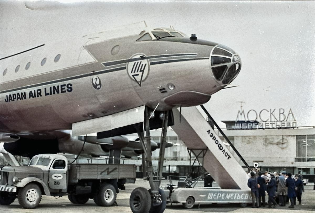 1200x813, 141 Kb / Ту-114, самолёт, СССР, Москва, Шереметьево, трап, грузовик, аэропорт, ч/б