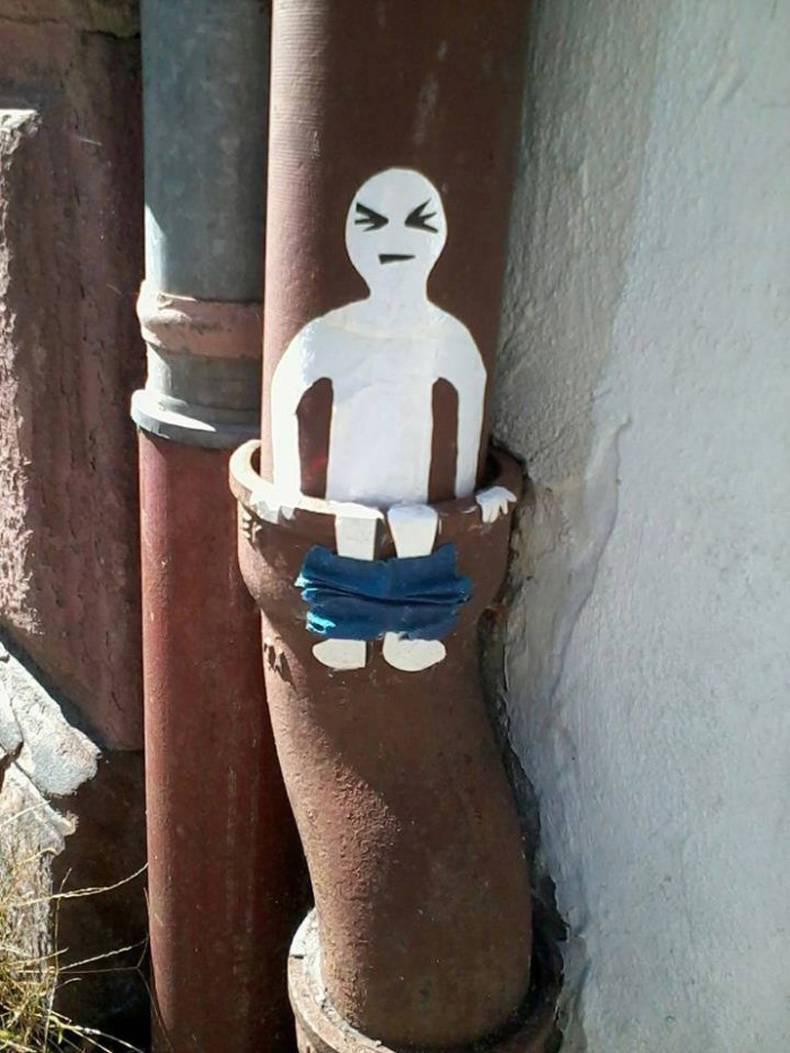 790x1053, 94 Kb / стена, труба, рисунок, человечек, штаны