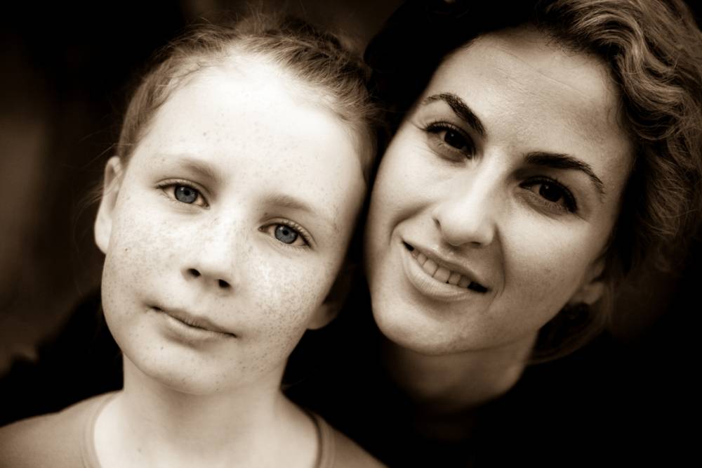 1000x666, 50 Kb / женщина, девочка, мать, дочь, ч/б