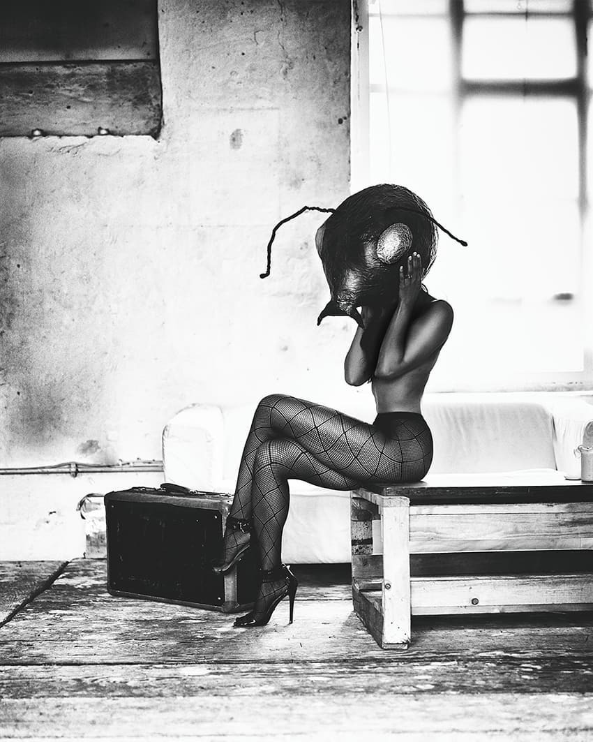 850x1063, 154 Kb / девка, чемодан, маска, муравей, ч/б