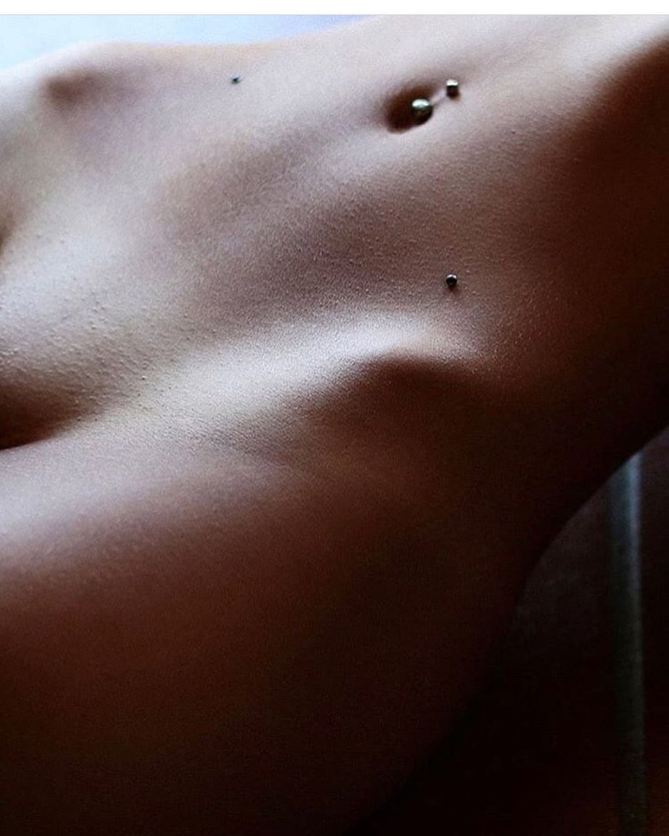 937x1171, 110 Kb / бедра, живот, пирсинг, бритая, лобок, микродермал