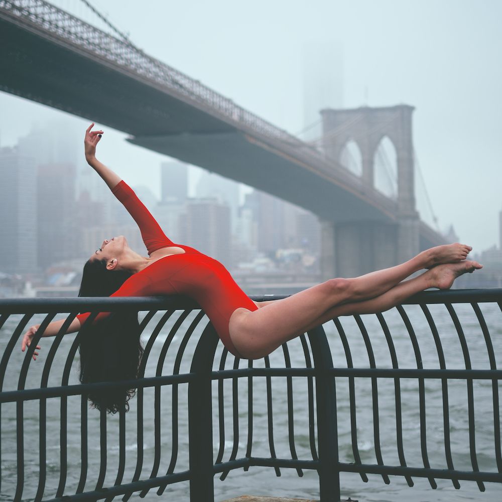 1000x1000, 97 Kb / балерина, перила, мост, боди, красное