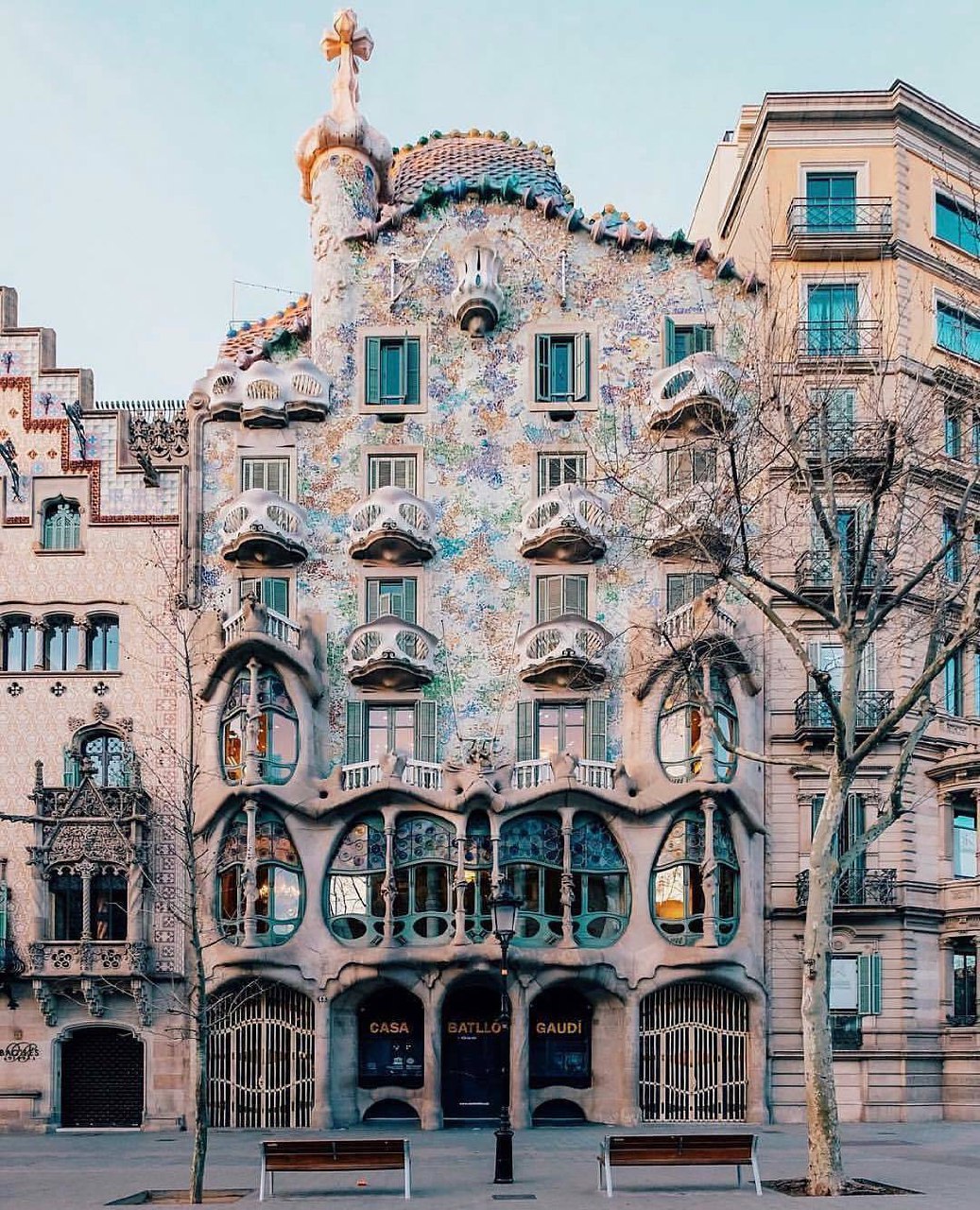 1037x1280, 435 Kb / Барселона, дом, розовый, Антонио, Гауди