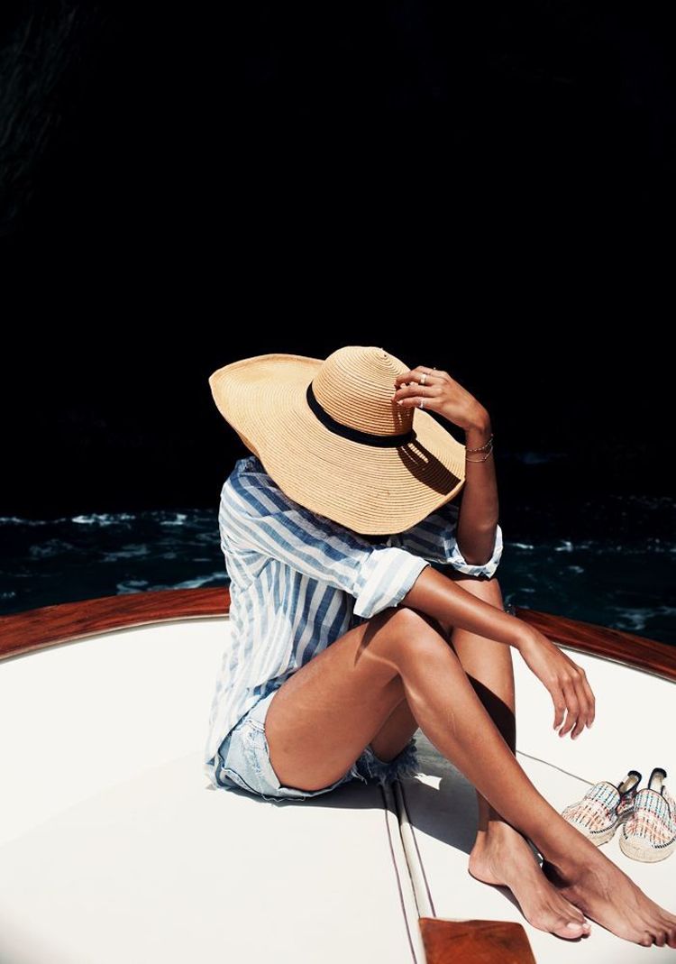 750x1069, 74 Kb / яхта, вода, тапки, шорты, рубашка, полосатая, шляпа, браслеты, кольца