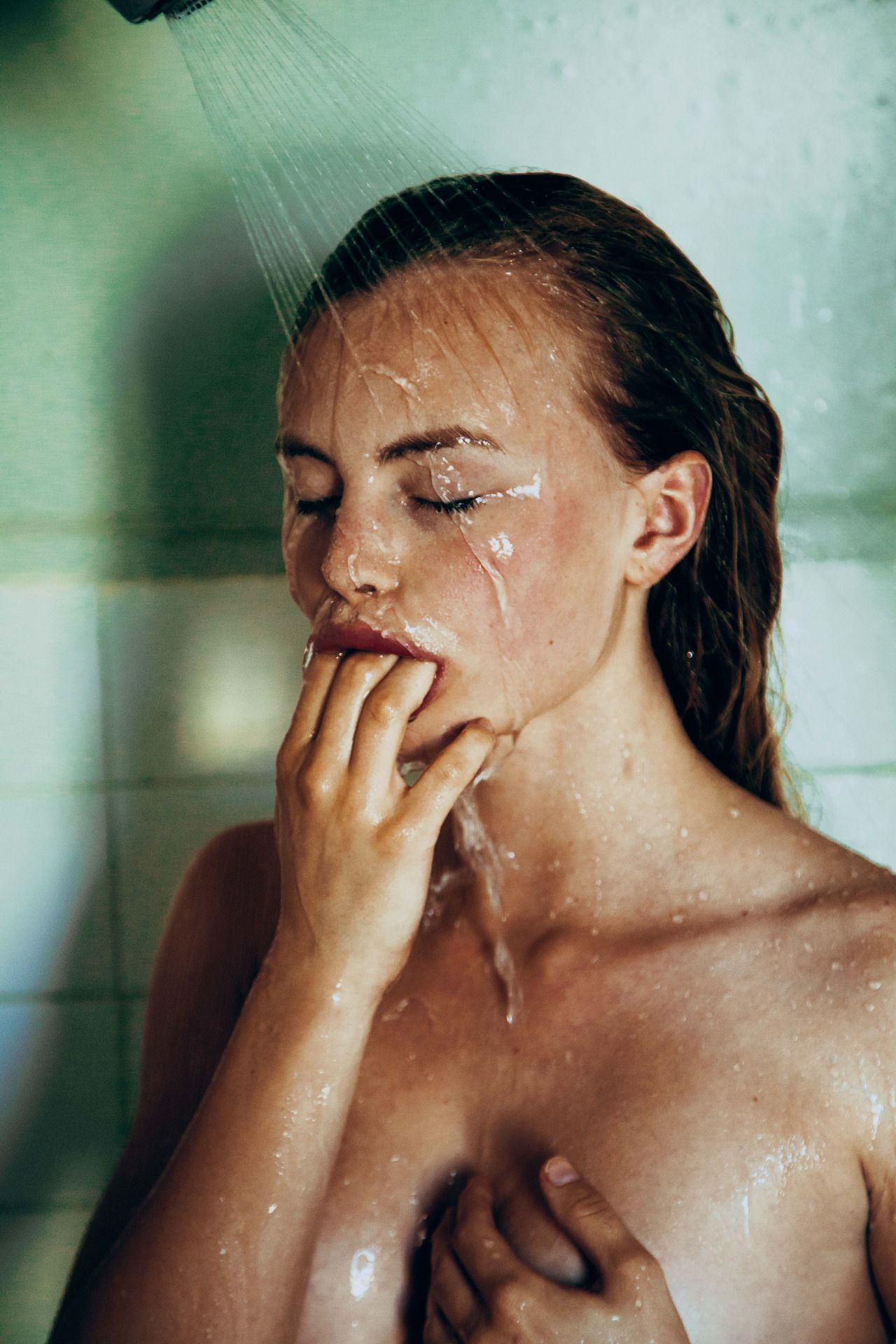 1280x1920, 248 Kb / девка, душ, пальцы, рот, сублимирует