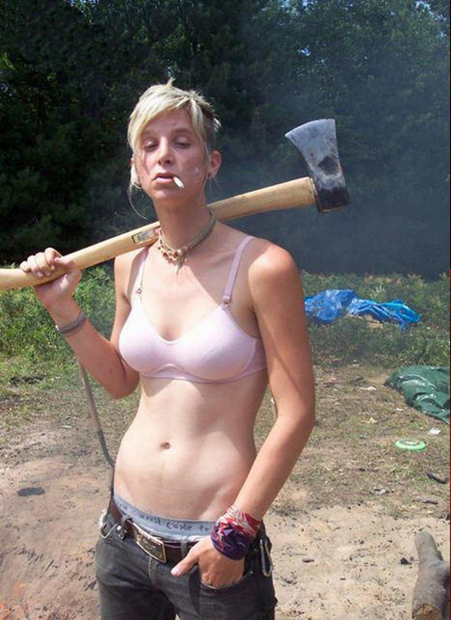 900x1236, 228 Kb / девка, блондинка, топор, сигарета, лес, бюстгальтер, джинсы, карабин, бревно, лесоруб