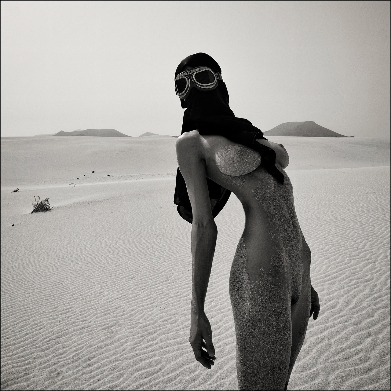 1280x1280, 499 Kb / Валерия Василенко, Valeria Vasilenko, поза, фигура, силуэт, ч/б, песок, пустыня, очки, хиджаб, куфия