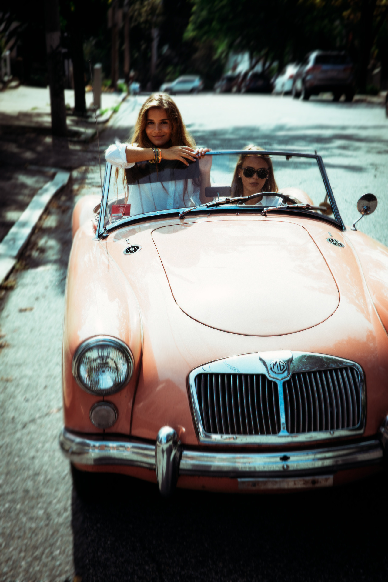 1280x1920, 484 Kb / шатенка, автомобиль, кабриолет, ровер, mg, очки, браслет, розовый