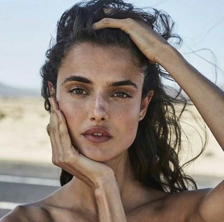 720x714, 96 Kb / голова, лицо, локоны, руки, веснушки, шатенка