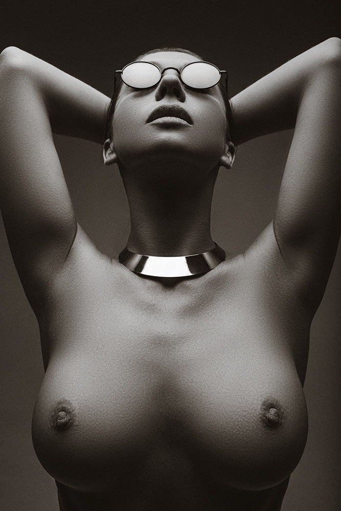 667x1000, 169 Kb / ч/б, очки, поза, топлес, ожерелье