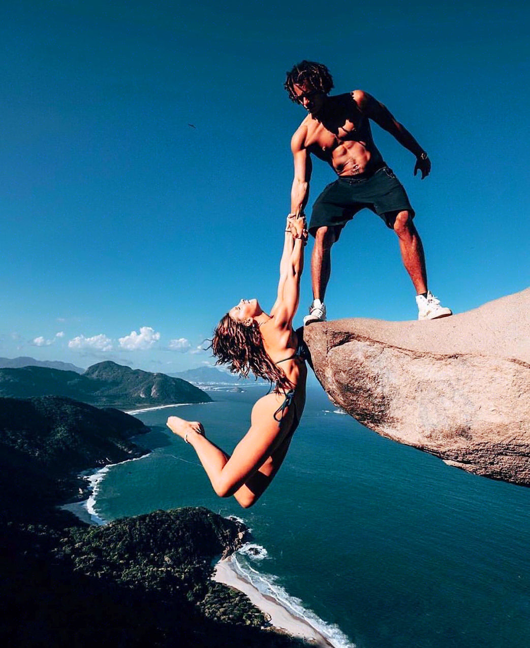 1043x1276, 264 Kb / воды, небо, мужчина, женщина, обрыв