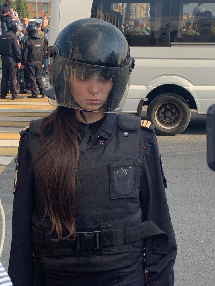 750x1000, 133 Kb / ОМОН, девушка, взгляд, укор