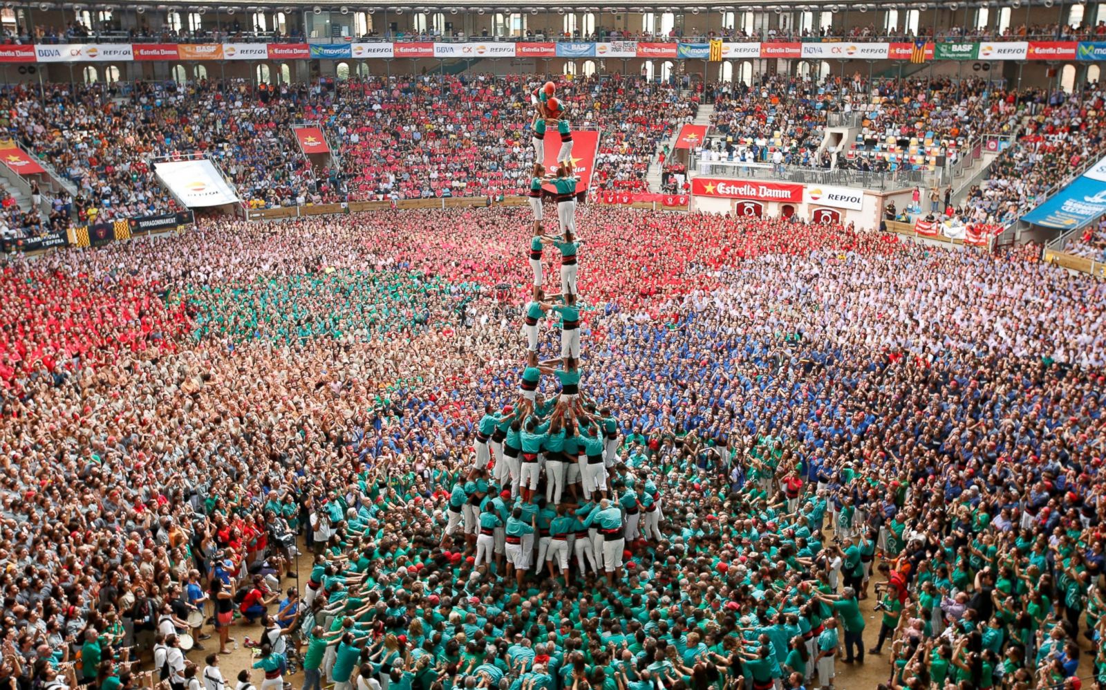 1600x998, 556 Kb / замок, башня, люди, испания