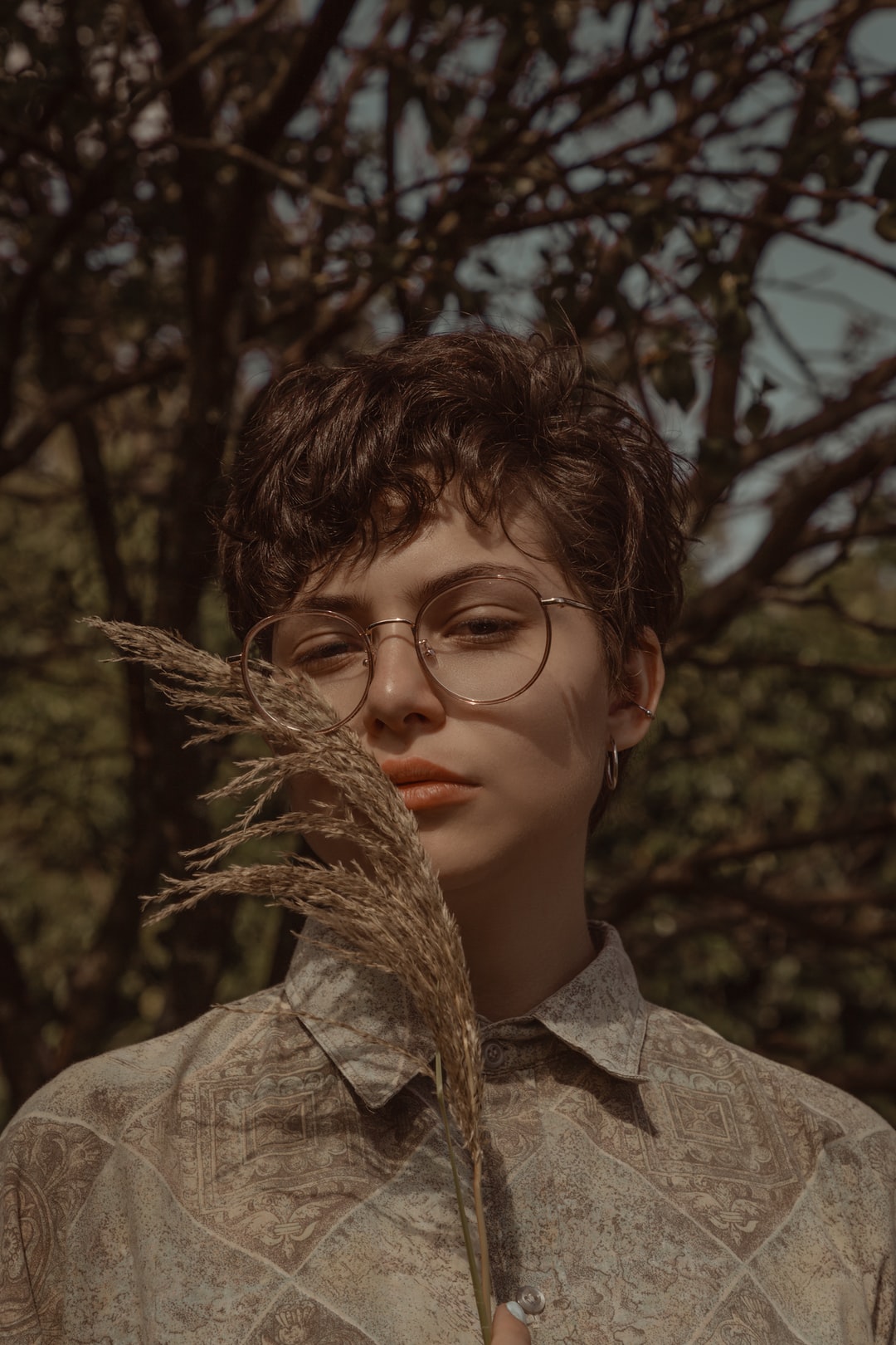 1080x1620, 283 Kb / кусты, очки, серьги, веточка, колосок, растение, короткая стрижка, камыш