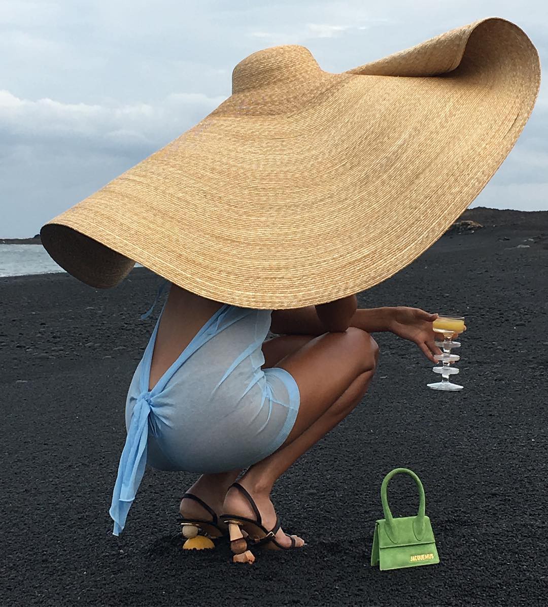 1080x1196, 262 Kb / шляпа, сумочка, бокал, каблуки, узел, берег, вода