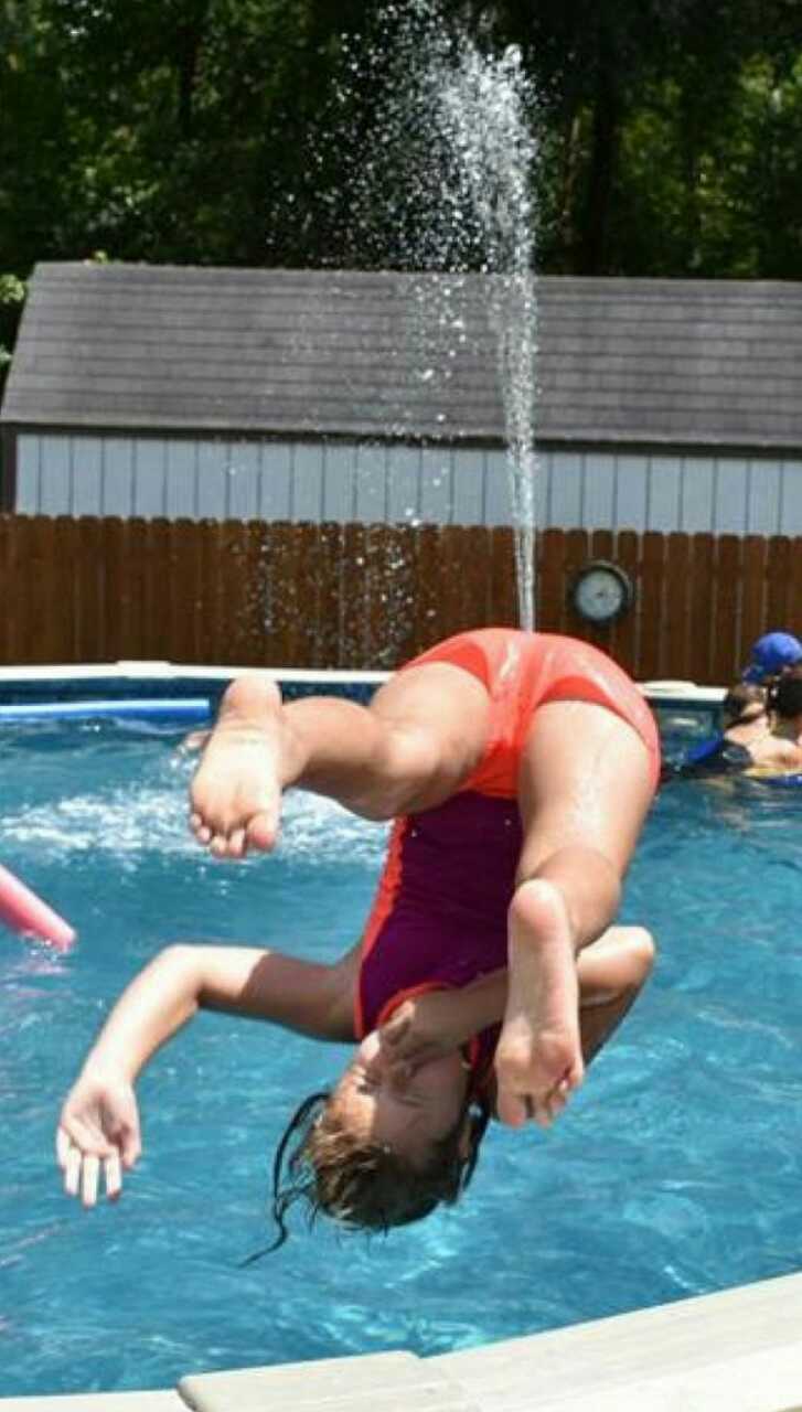 727x1280, 70 Kb / бассейн, прыжок, фонтан