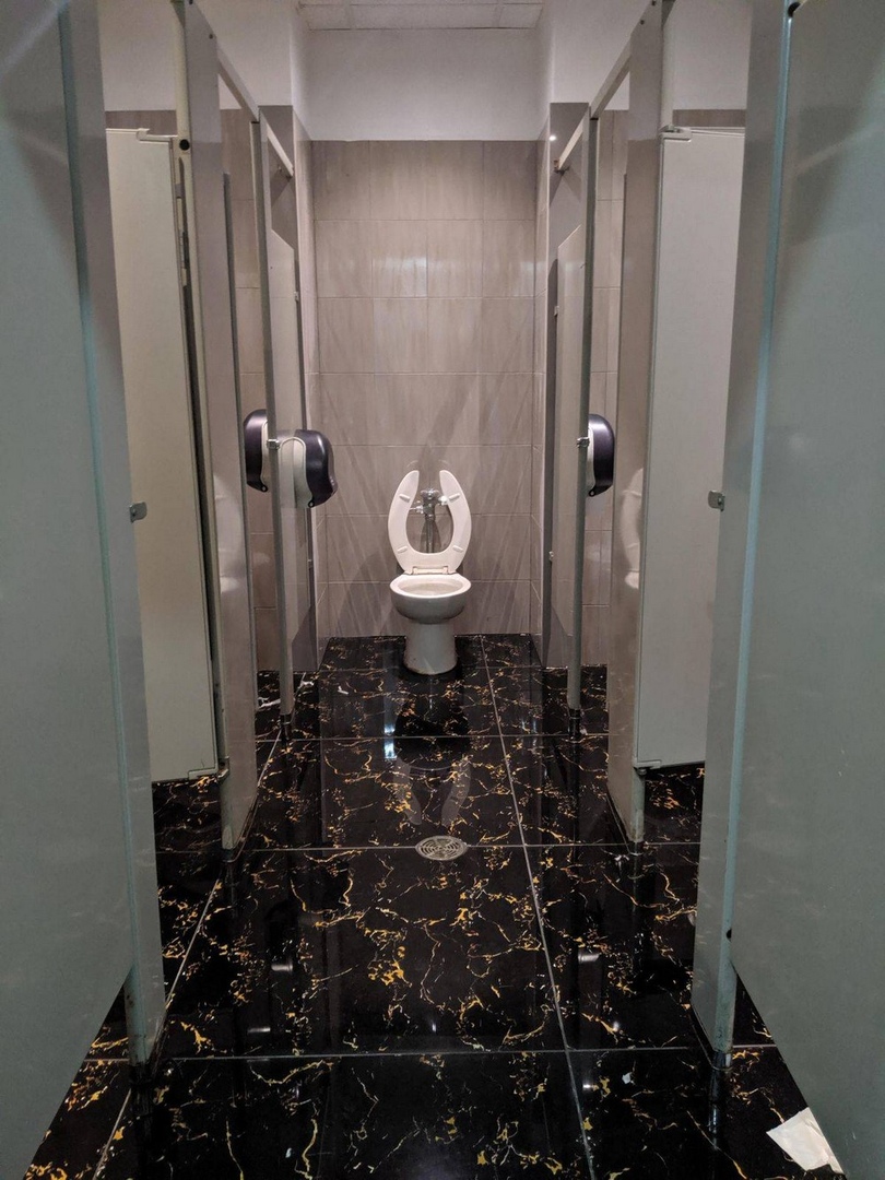 810x1080, 294 Kb / туалет, унитаз, кабинки, плитка, кабинка