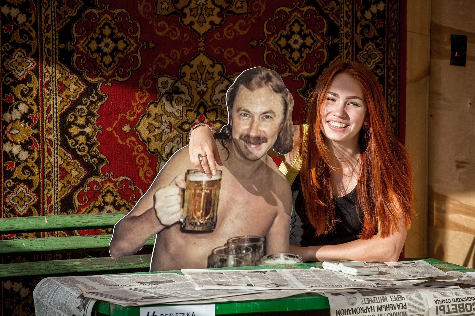 1600x1066, 448 Kb / пиво, газеты, лавочка, ковер, рыжая, николаев, улыбка, тетрис