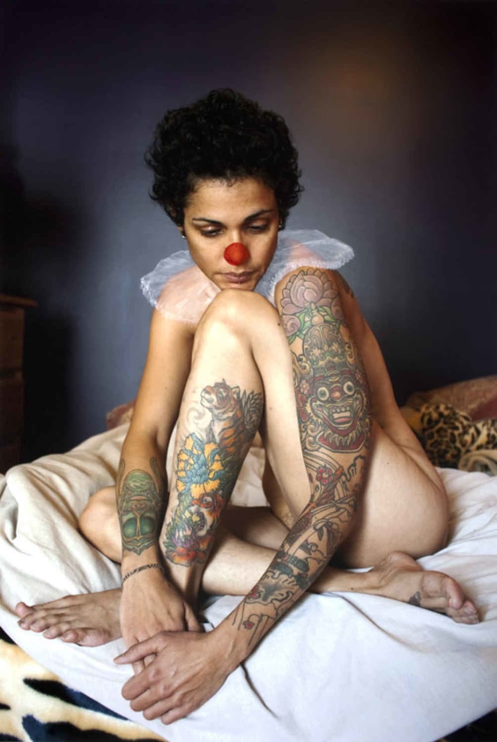 1000x1493, 134 Kb / девка, тату, тигр, воротничок, красный нос, клоун