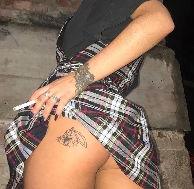 750x734, 121 Kb / тату, кролик, заяц, сигарета, клетка, попа, юбка