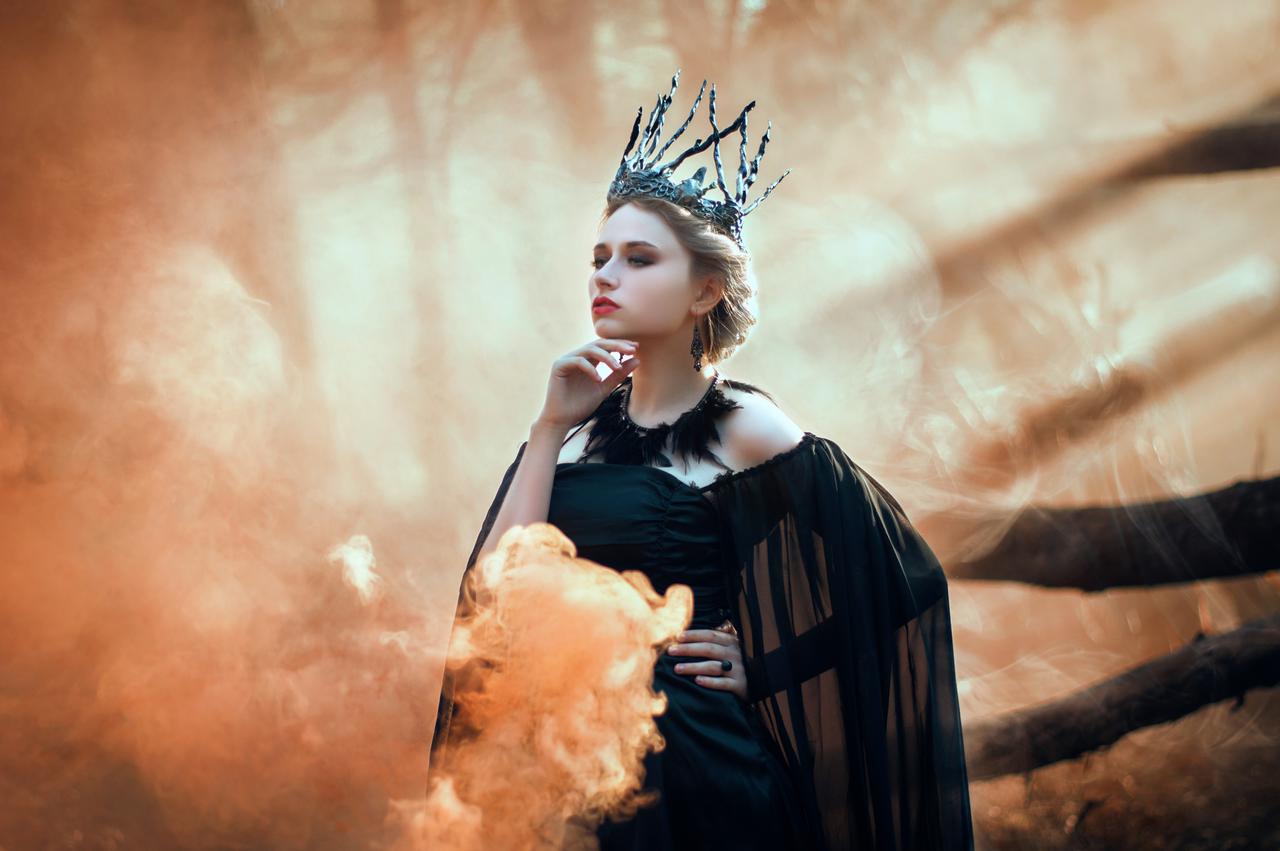 1280x851, 83 Kb / vvola, корона, лес, дым, блондинка, царица