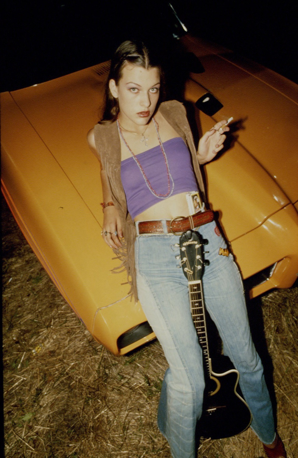 1000x1533, 372 Kb / Милла Йовович, гитара, сигарета, автомобиль, джинсы, топ,, гитара