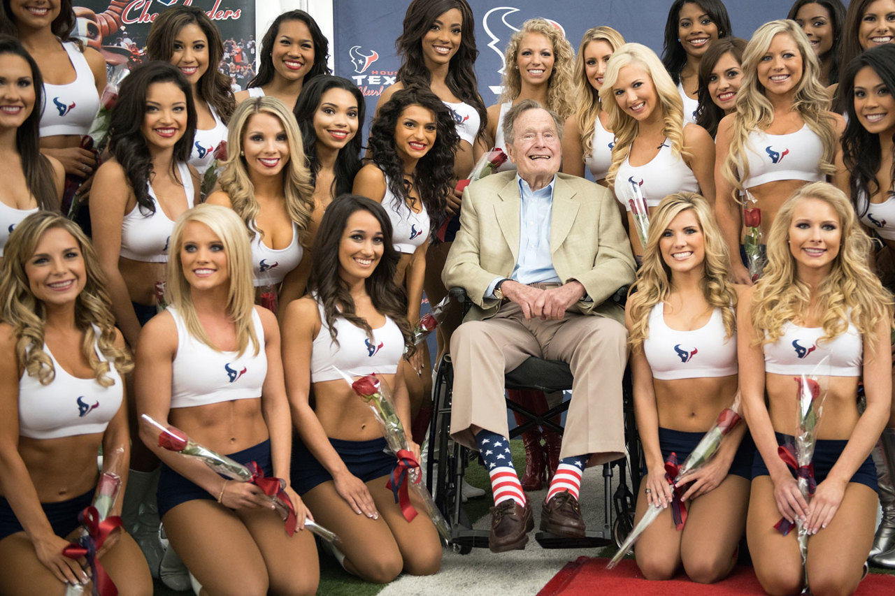 1280x853, 311 Kb / фотосессия, девушки, носки, коляска, блондинка, роза, флаг, цветы, пенсионер, буш