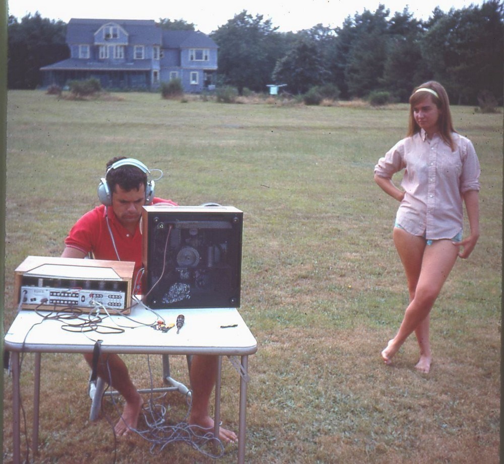 1000x922, 200 Kb / дом, поле, трава, стол, радио, колонка, наушники, рубаха, шатенка